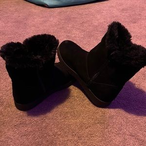Womens black fuzzy boot